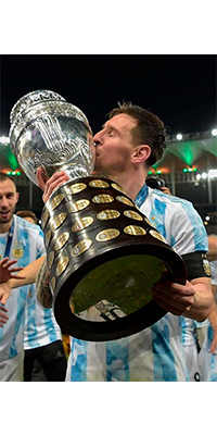 Messi besando la Copa América
